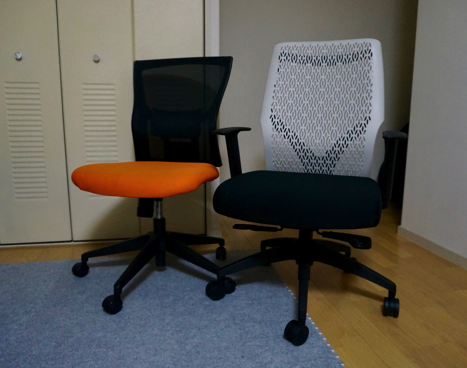 似ていても全く違う1万円と3万円の椅子、「オカムラ オフィスチェア ビラージュ」レビュー | きなこぱん