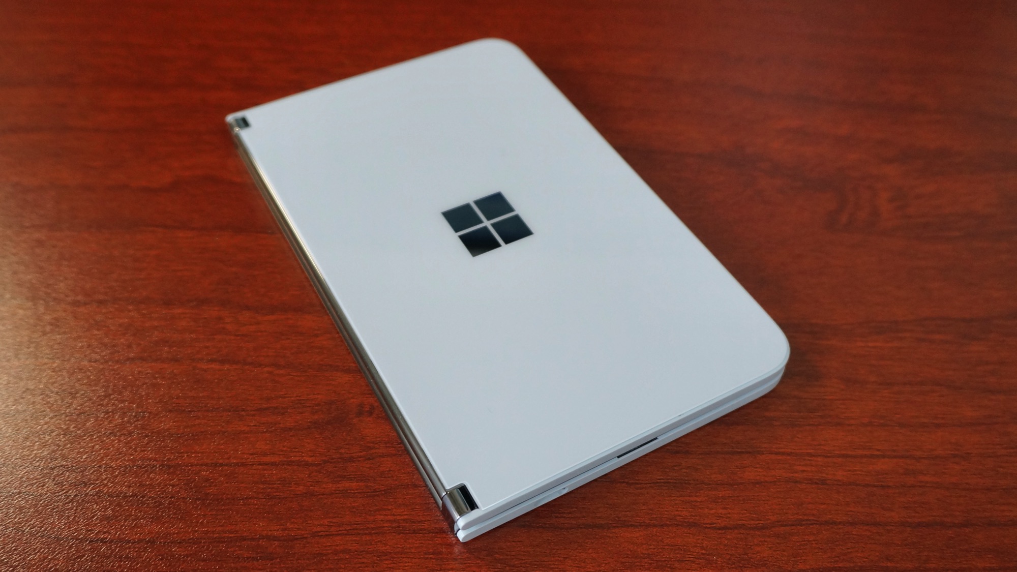 Microsoft Surface Duo」レビュー、ハードウェアは最高・ソフトウェア 