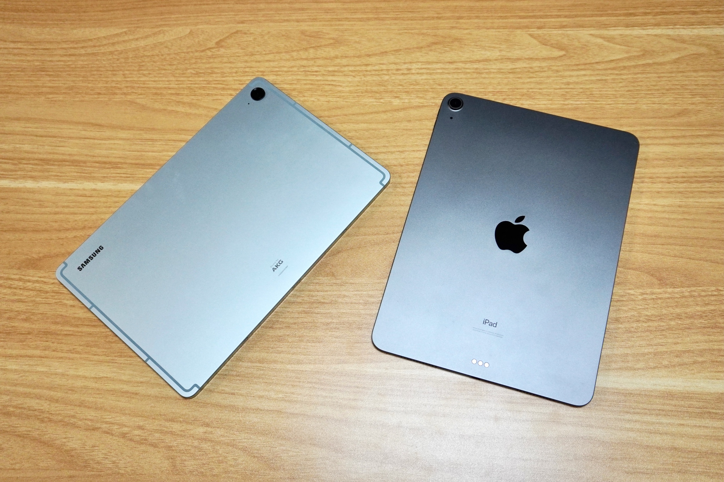 Galaxy Tab S9 FE と iPad Air 