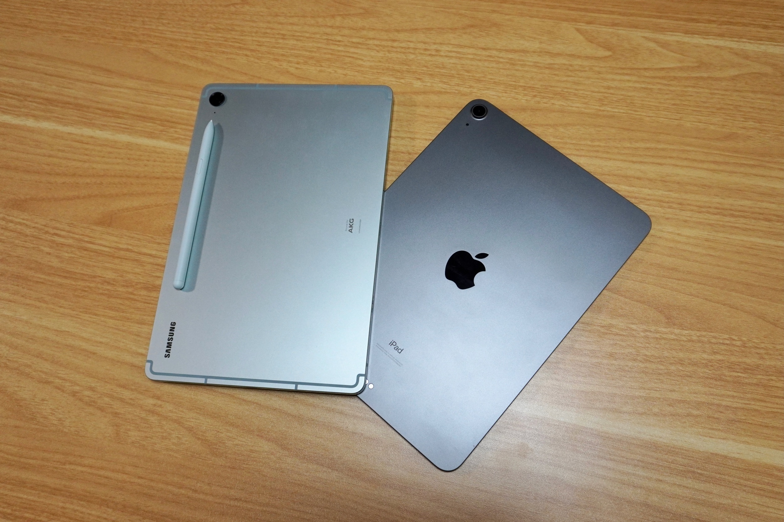 Galaxy Tab S9 FE と iPad Air