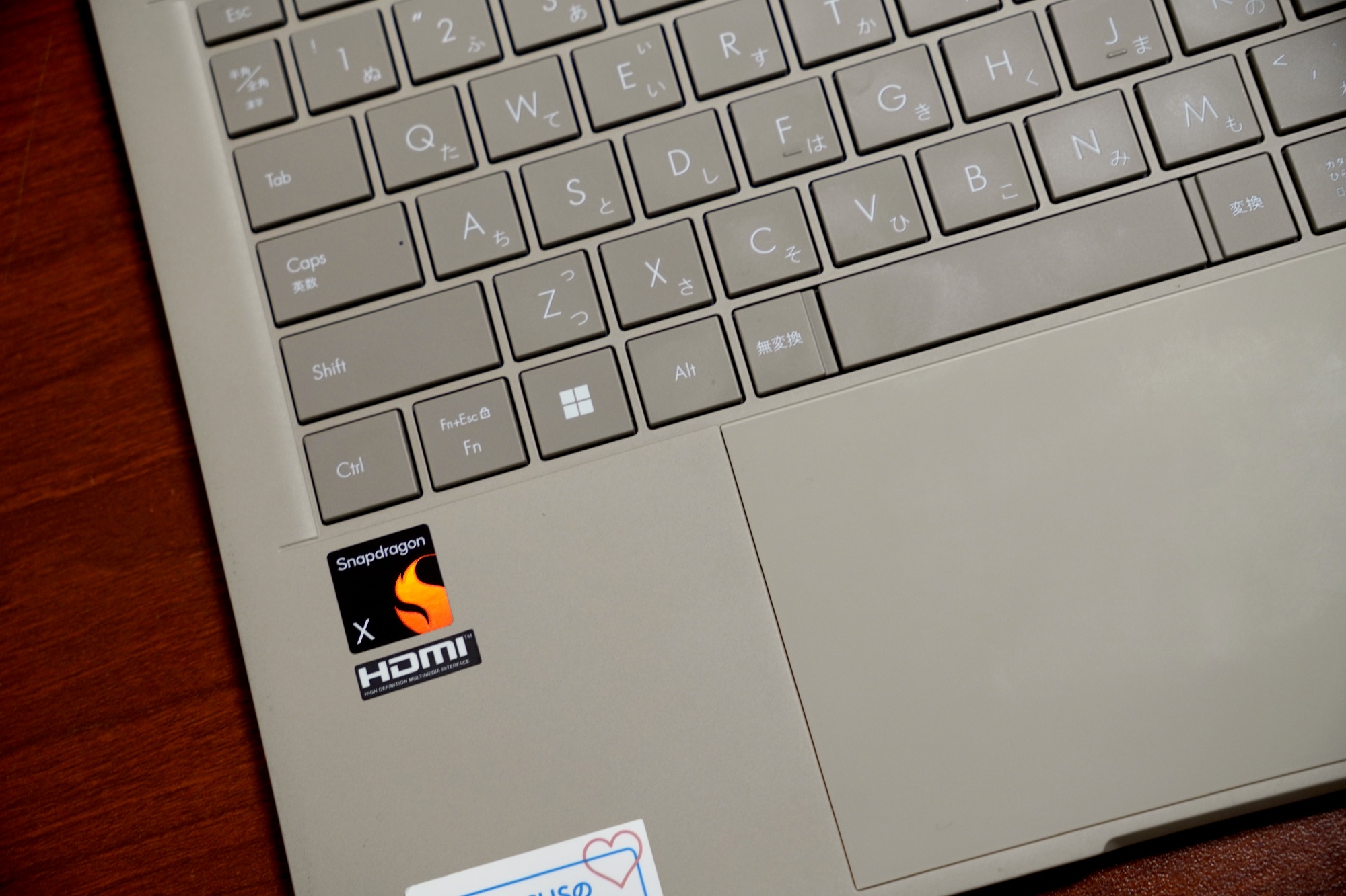 ZenBook SORAのキーボードのSnapdragonロゴ