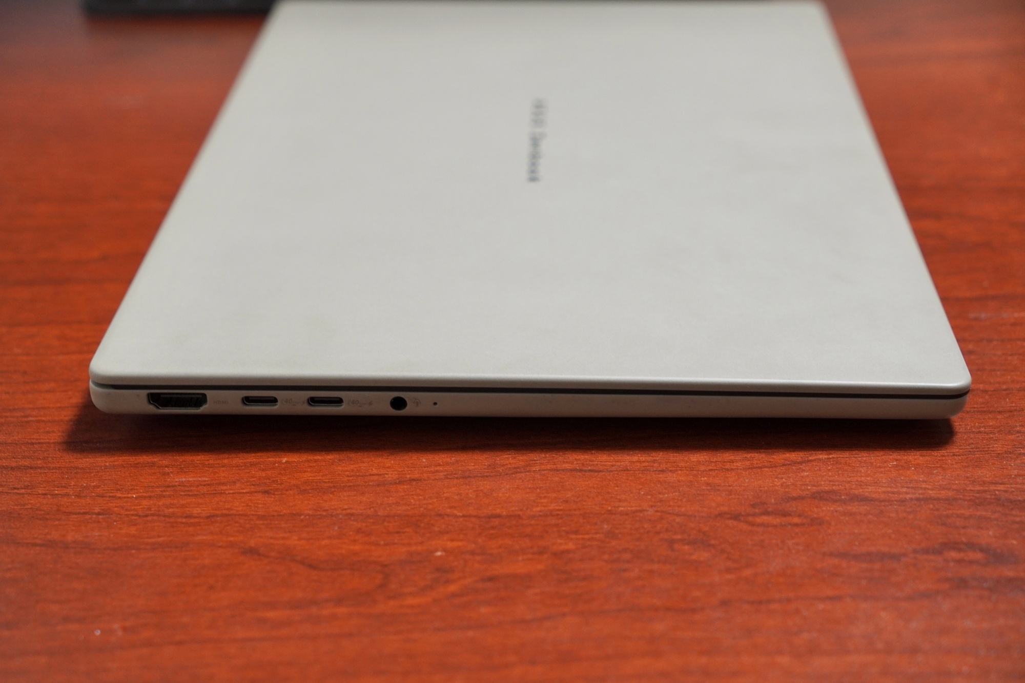 ZenBook SORAの左側面