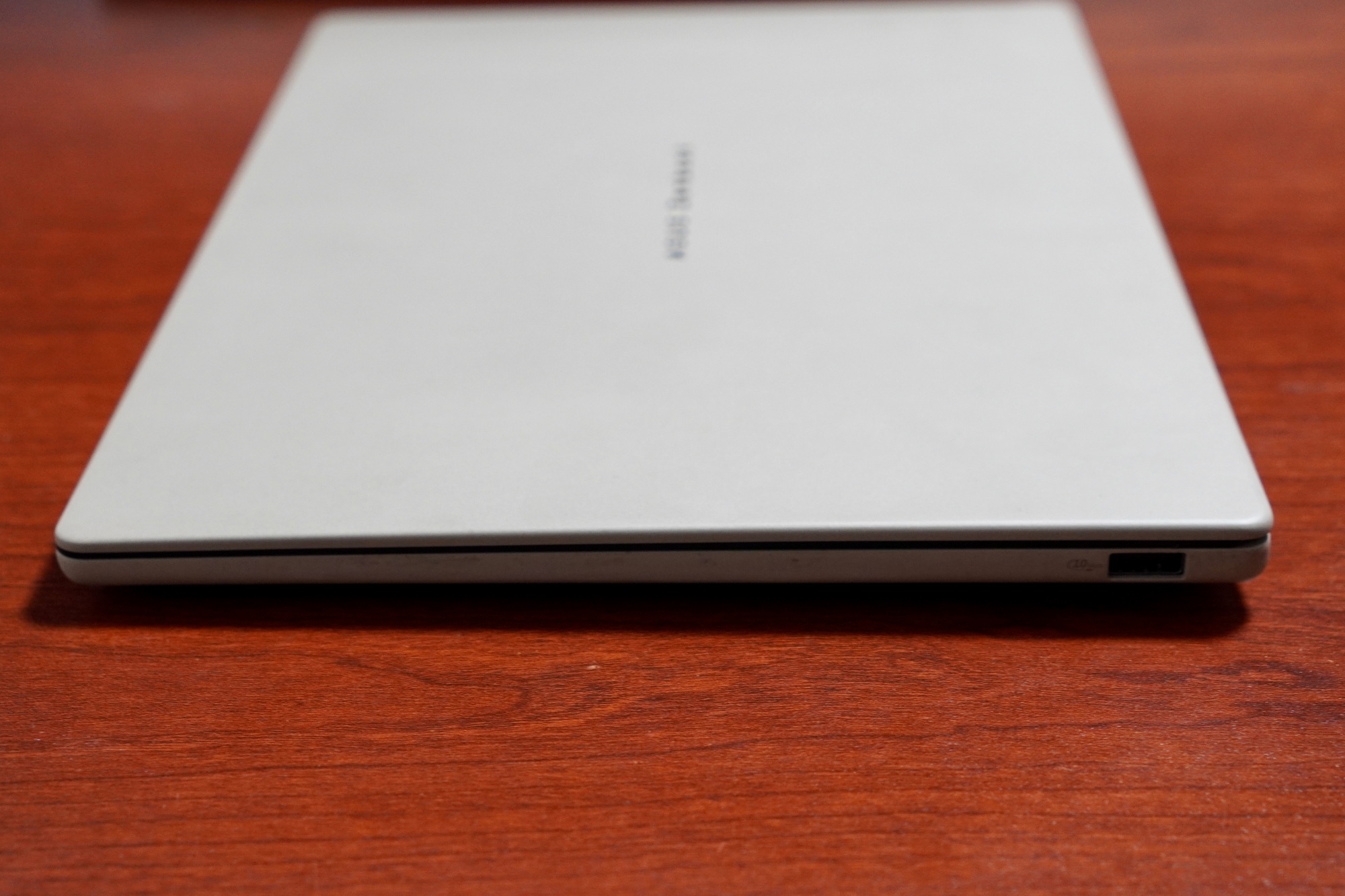 ZenBook SORAの右側面