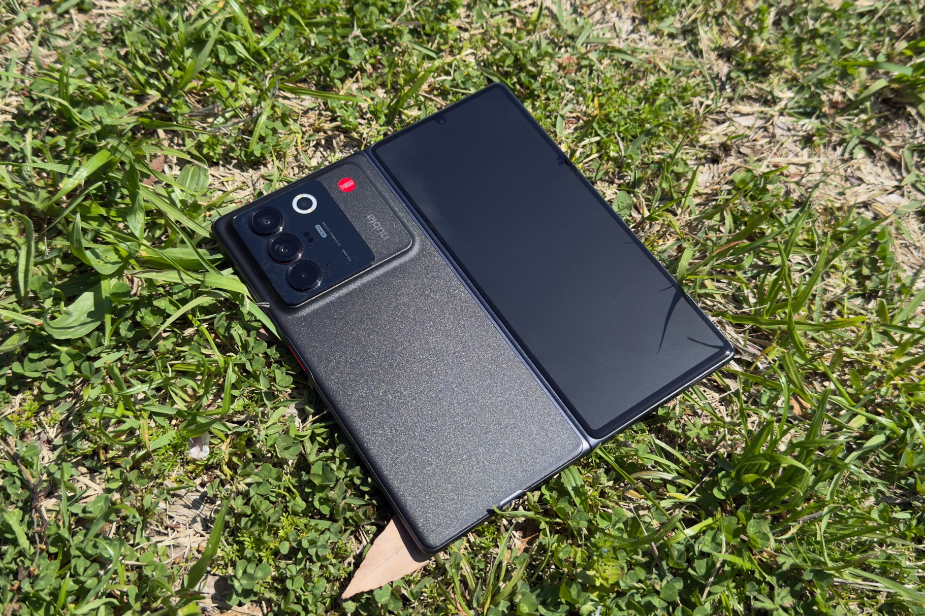 nubia Foldの背面